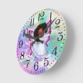 虹、ふわふわの雲と蝶のベビーガール ラウンド壁時計 (傾斜)