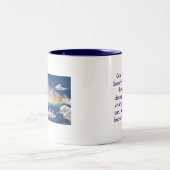 虹、平静の祈りの言葉 ツートーンマグカップ (中央)