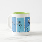 蚊がコーヒーを飲む漫画のマグカップ ツートーンマグカップ (正面左)