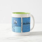 蚊がコーヒーを飲む漫画のマグカップ ツートーンマグカップ (正面右)