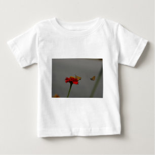 蛾と赤の《植物》百日草 ベビーTシャツ