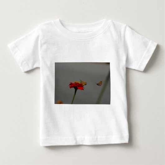 蛾と赤の《植物》百日草 ベビーTシャツ (正面)