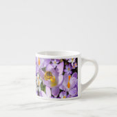 蜂がクロッカスの花から蜜を集めるコーヒームー エスプレッソカップ (右)