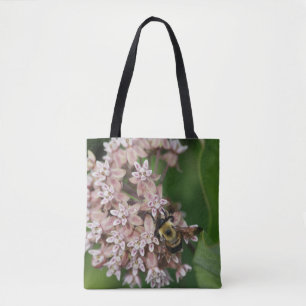 蜂が付いている淡いピンクの花びら トートバッグ