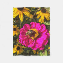 蜂が付いている鮮やかな花