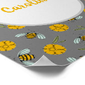 蜂とバターカップオングレーパーソナライズされたプリント ポスター (角)