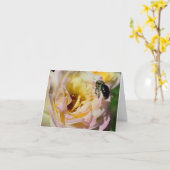 蜂とバラの花のフォトグラフィーノート カード (黄色い花)