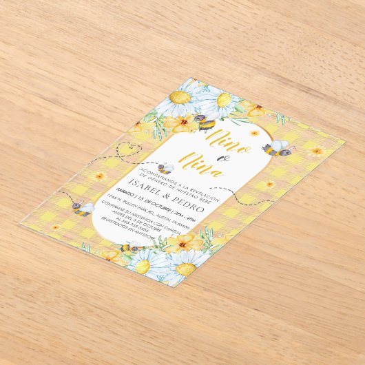 蜂と白の花ギンガムジェンダースペインのリビール アクリル招待状 (レイダウン)