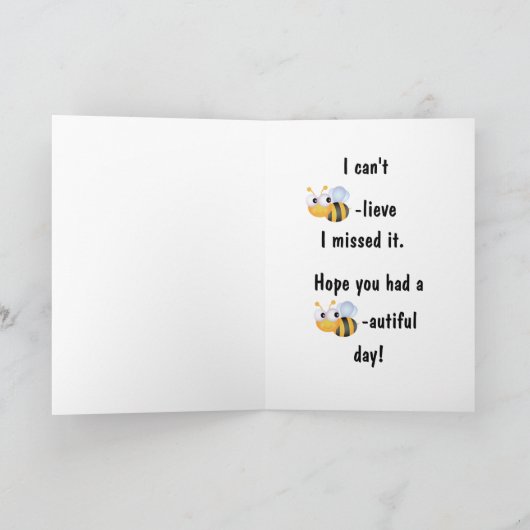 蜂のケーキおよび気球との遅れて誕生日 カード (内部)