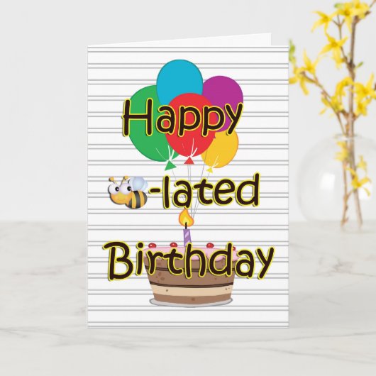 蜂のケーキおよび気球との遅れて誕生日 カード (黄色い花)