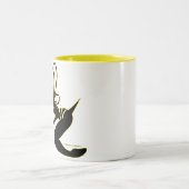 蜂の女の子のシルエットのマグ ツートーンマグカップ (中央)