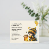 蜂の巣姿のかわいい女の子誕生日 インビテーションポストカード (スタンド正面)