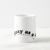 蜂の幸せな蜂および花の漫画として忙しい コーヒーマグカップ (中央)