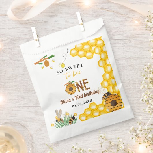蜂の日イエローハニービー最初の女の子の誕生日パーティー フェイバーバッグ (クリップ留めされた状態)