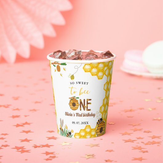 蜂の日イエローハニービー最初の女の子の誕生日パーティー 紙コップ (インサイチュ)