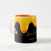 蜂ハッピーブラック可愛いバブルミツバチが蜂蜜を滴らせる ツートーンマグカップ (正面左)