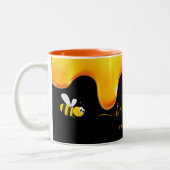 蜂ハッピーブラック可愛いバブルミツバチが蜂蜜を滴らせる ツートーンマグカップ (左)