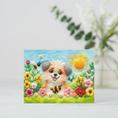 蜂感じが咲く庭の犬 ポストカード (スタンド正面)