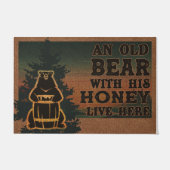 蜂蜜の入った老クマがここに住んでいる ドアマット (正面)