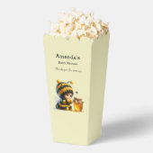 蜂蜜の赤ちゃんシャワーが付いた、かわいいビー服の少女|過去記事 フェイバーボックス (はじけた状態)