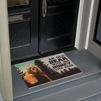 蜂蜜を持った老クマがここに住んでいる ドアマット