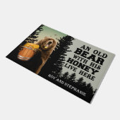 蜂蜜を持った老クマがここに住んでいる ドアマット (アングル)