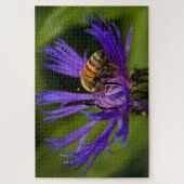 蜜蜂の美しい紫色の花の写真 ジグソーパズル (縦)