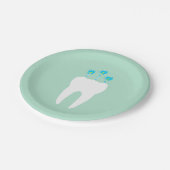 蝋燭が付いているお祝いの歯 ペーパープレート (アングル)