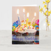 蝋燭が付いているハッピーバースデーのカップケーキ カード (黄色い花)