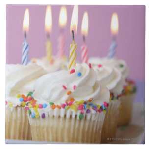 蝋燭が付いている誕生日のカップケーキの皿 タイル