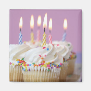 蝋燭が付いている誕生日のカップケーキの皿 マグネット