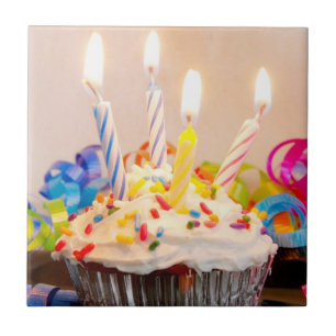 蝋燭が付いている誕生日のカップケーキ タイル