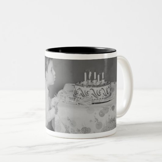 蝋燭を吹いている男の子 ツートーンマグカップ (正面右)