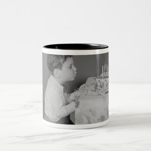 蝋燭を吹いている男の子 ツートーンマグカップ (中央)