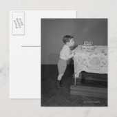 蝋燭を吹いている男の子 ポストカード (正面/裏面)