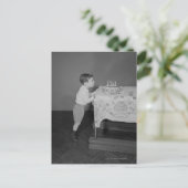 蝋燭を吹いている男の子 ポストカード (スタンド正面)