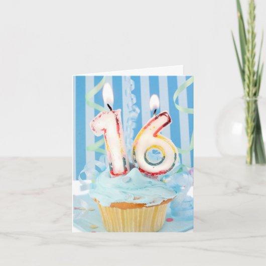 蝋燭総計で16が付いている誕生日のカップケーキ カード (正面)