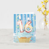 蝋燭総計で16が付いている誕生日のカップケーキ カード (黄色い花)