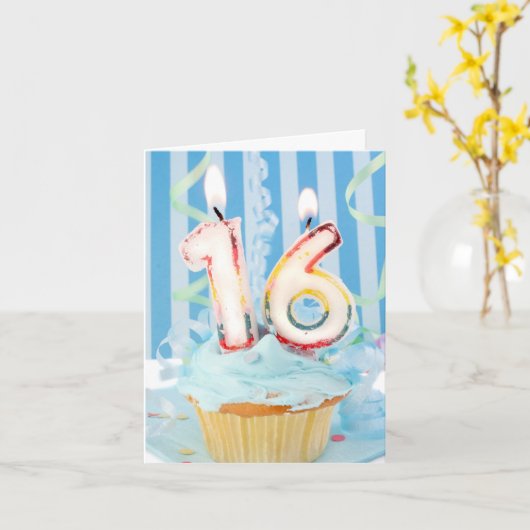 蝋燭総計で16が付いている誕生日のカップケーキ カード (黄色い花)