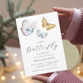 蝶々が赤ちゃんシャワーを浴びる途中にある 招待状