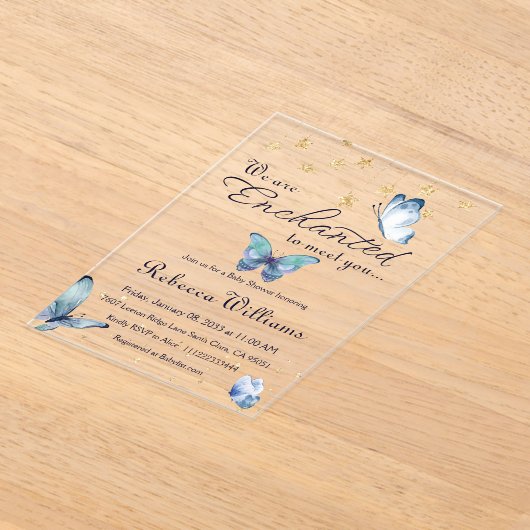 蝶々の赤ちゃんシャワーに会えて魅了されている アクリル招待状 (レイダウン)