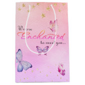 蝶々の赤ちゃんシャワーに会えて魅了されている ミディアムペーパーバッグ (正面)