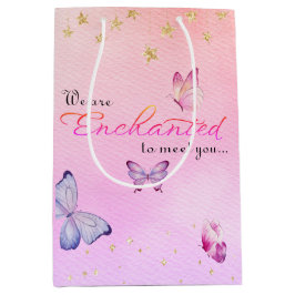 蝶々の赤ちゃんシャワーに会えて魅了されている ミディアムペーパーバッグ