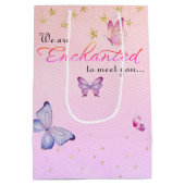 蝶々の赤ちゃんシャワーに会えて魅了されている ミディアムペーパーバッグ (裏面)