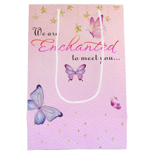 蝶々の赤ちゃんシャワーに会えて魅了されている ミディアムペーパーバッグ (裏面)