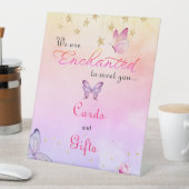 蝶々の赤ちゃんシャワーに会えて魅了されている 台座サイン (インサイチュ)