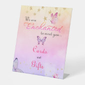 蝶々の赤ちゃんシャワーに会えて魅了されている 台座サイン (正面)