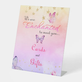 蝶々の赤ちゃんシャワーに会えて魅了されている 台座サイン