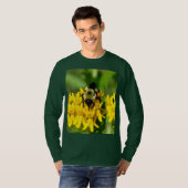 蝶々草の花で食事をする蜂 Tシャツ (正面フル)