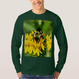 蝶々草の花で食事をする蜂 Tシャツ